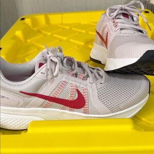 Nike Women's Athletic Shoes in Light Gray and Red